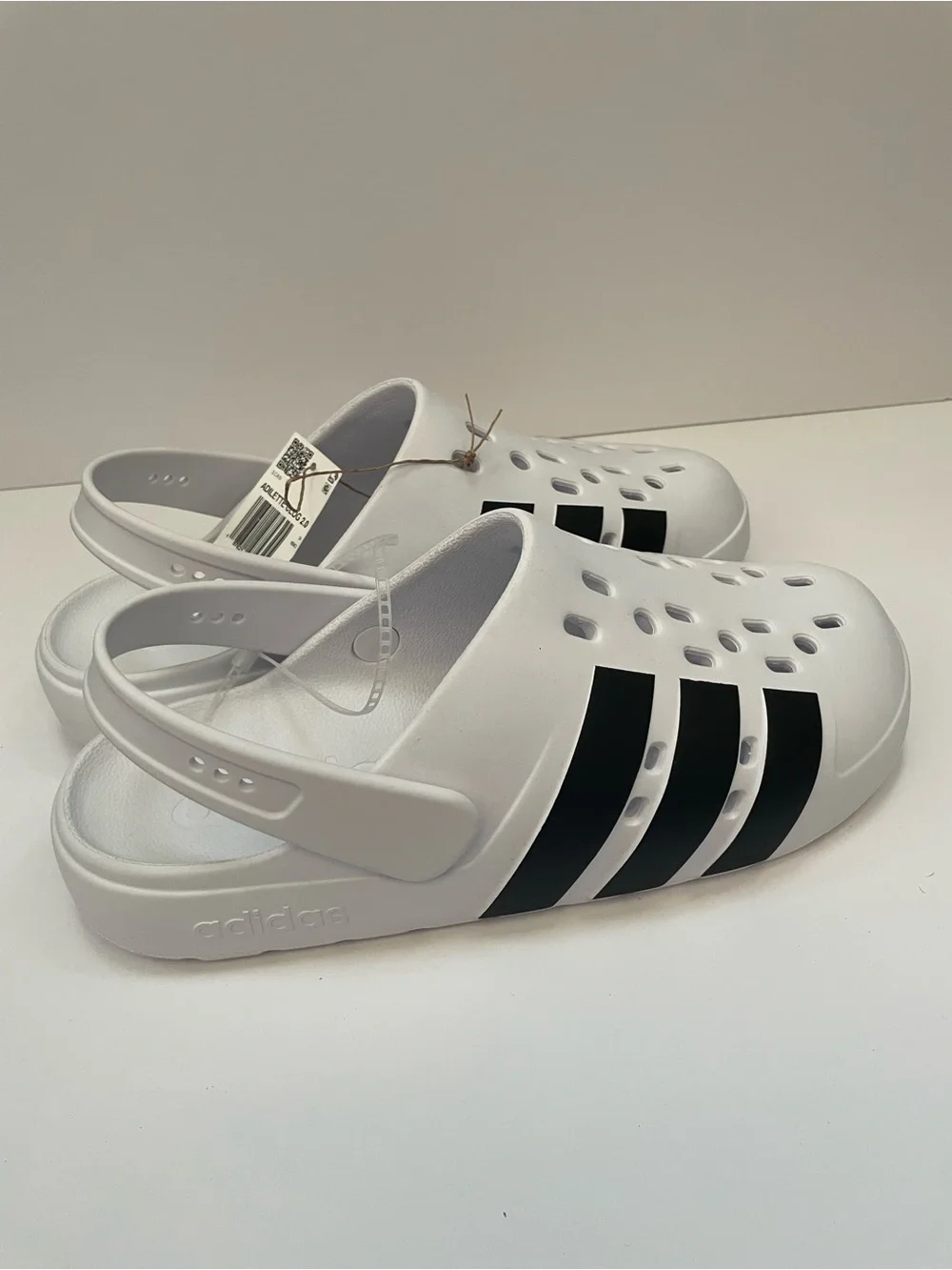 Adidas Men’s size 9 White Slip-On Clog slipper slide shoe 2.0 with Black Stripes